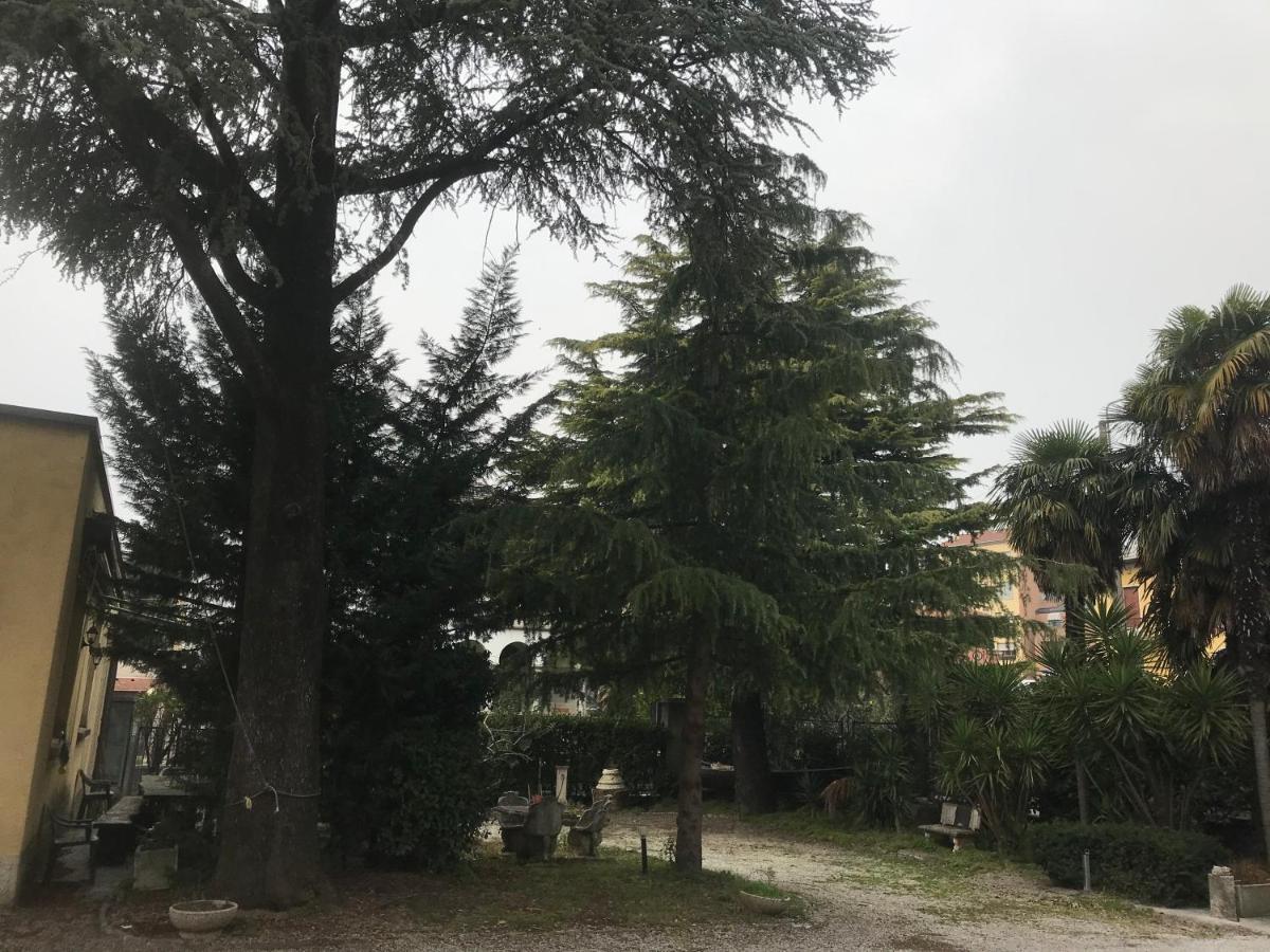 B&B " Guzzi - Inn " مانديلو ديل لاريو المظهر الخارجي الصورة