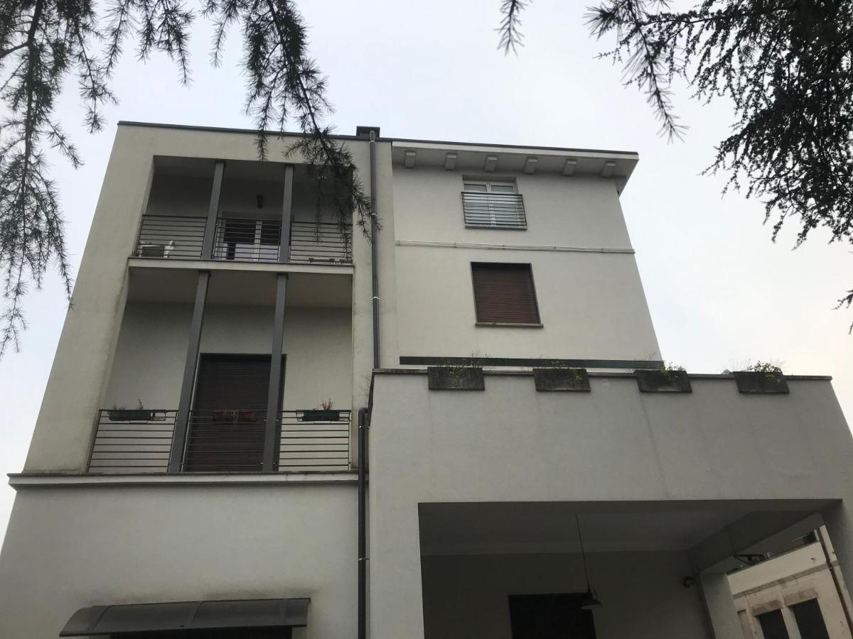 B&B " Guzzi - Inn " مانديلو ديل لاريو المظهر الخارجي الصورة